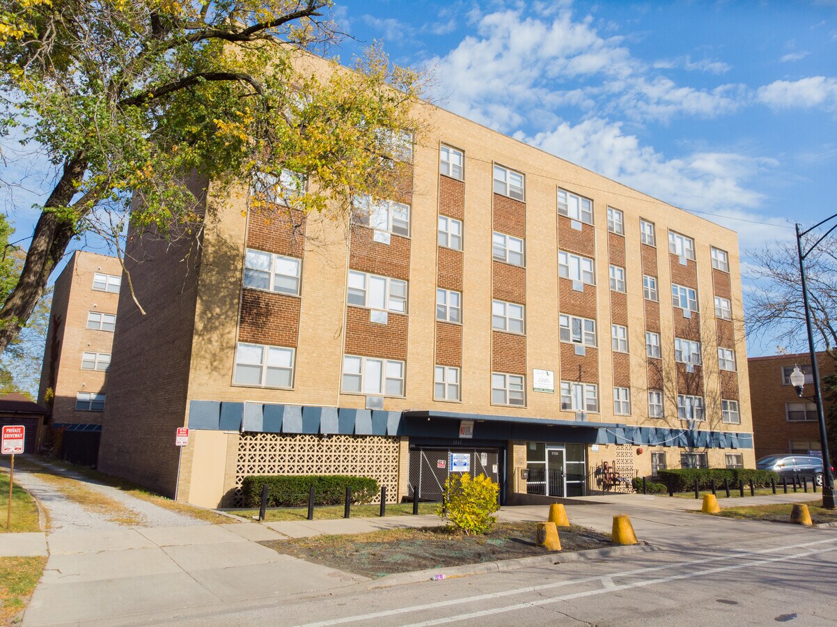 7733 S South Shore Dr, Chicago, IL 60649