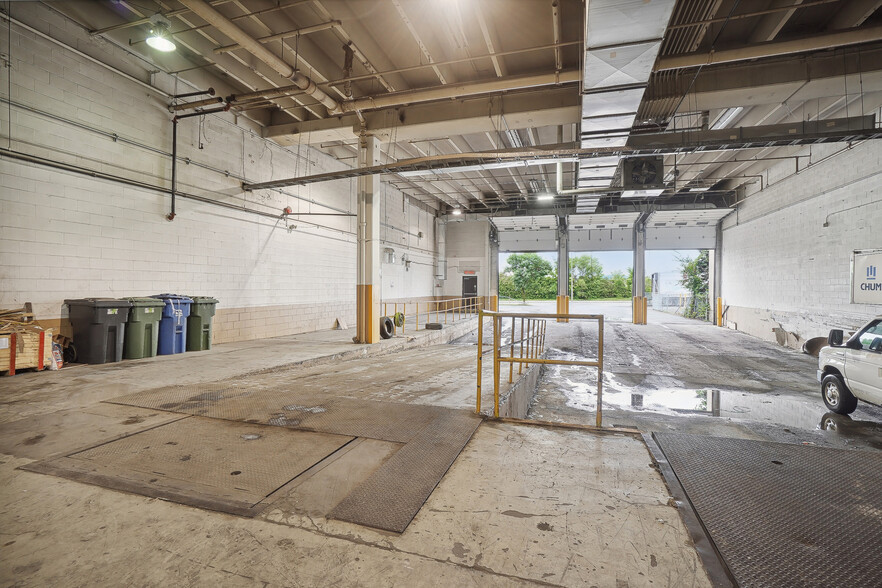 2555 Blvd de l'Assomption A, Montréal, QC for lease - Building Photo - Image 3 of 8