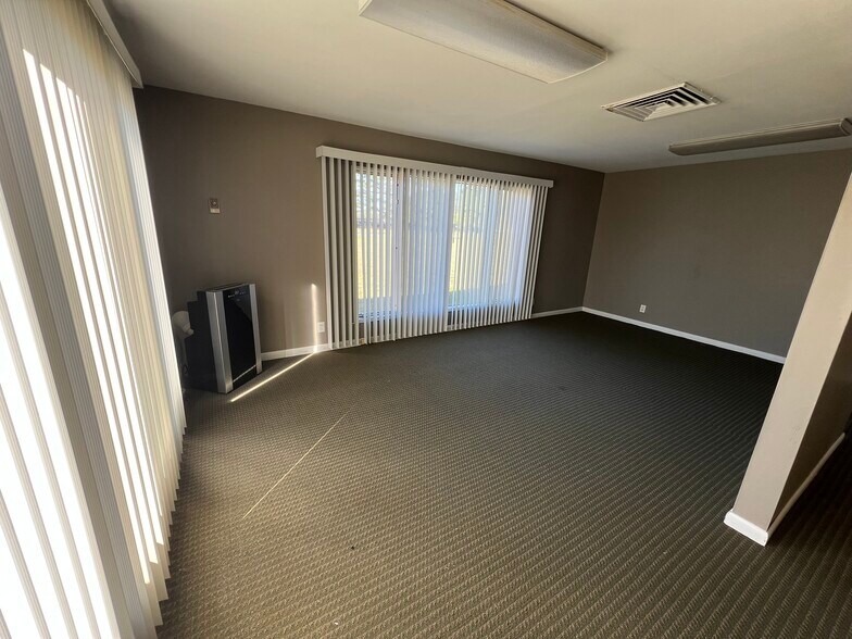 1600 W Riggin Rd, Muncie, IN for lease - Interior Photo - Image 2 of 8