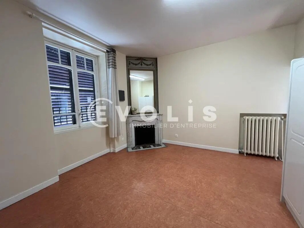 Office in Mandres-les-Roses for lease Interior Photo- Image 1 of 8