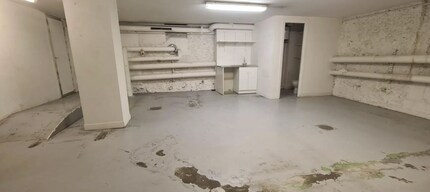 Retail in Paris for lease Interior Photo- Image 2 of 5