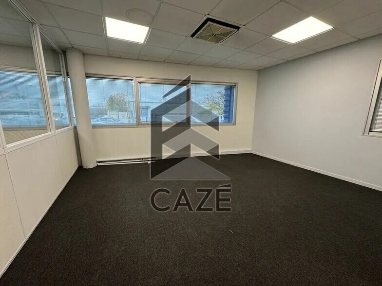 Office in Cenon for lease - Interior Photo - Image 3 of 5