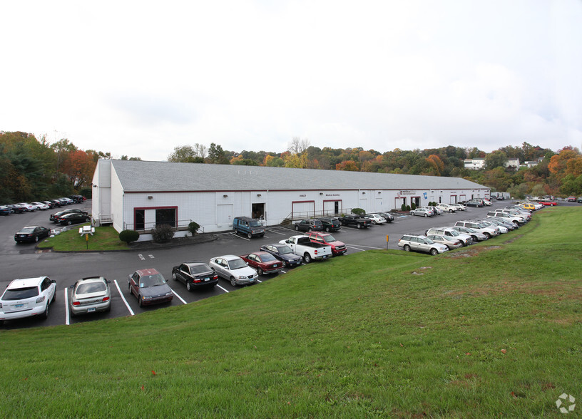 320 Sylvan Lake Rd, Oakville, CT for lease - Primary Photo - Image 2 of 6