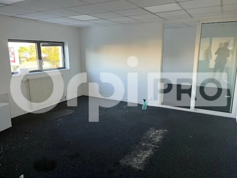 Office in Périgny for lease - Interior Photo - Image 3 of 3