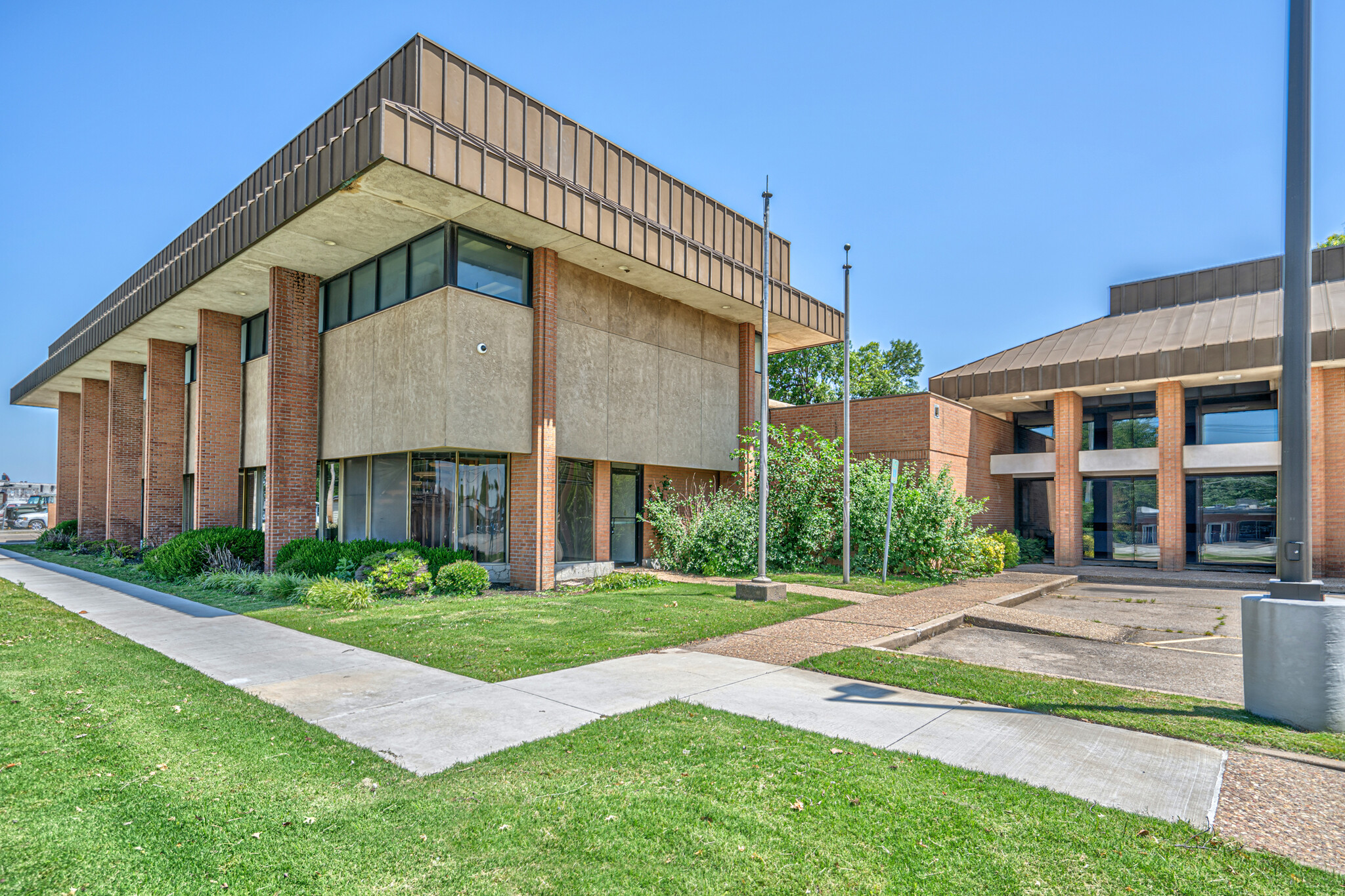 5950 E Admiral Pl, Tulsa, OK for sale Building Photo- Image 1 of 46