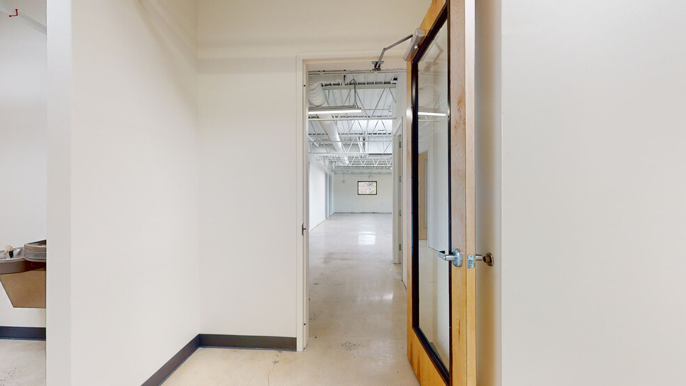 929-933 White St, Atlanta, GA for lease - Matterport 3D Scan - Image 3 of 45