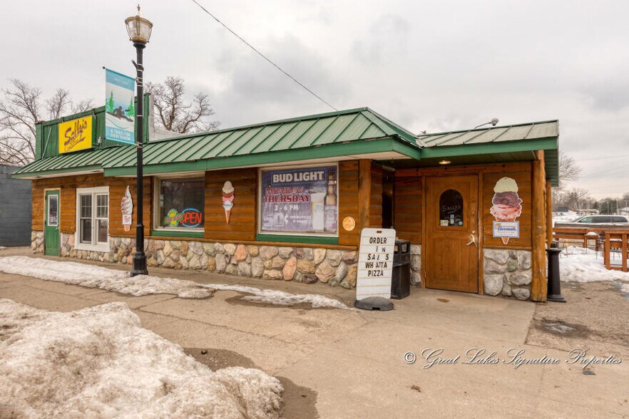 103 S Charles St, White Cloud, MI 49349