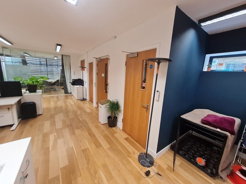 Pooley Dr, London for lease - Building Photo - Image 3 of 6