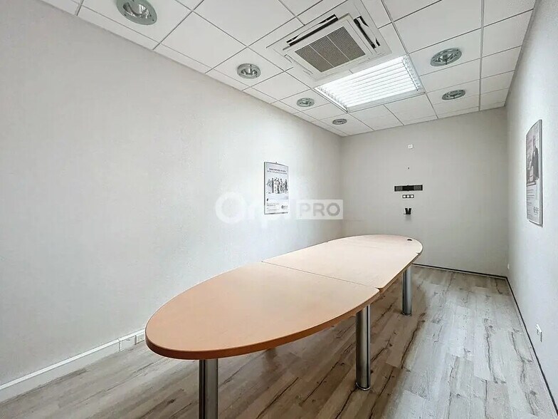 Office in Saint-Quentin for lease - Interior Photo - Image 3 of 3