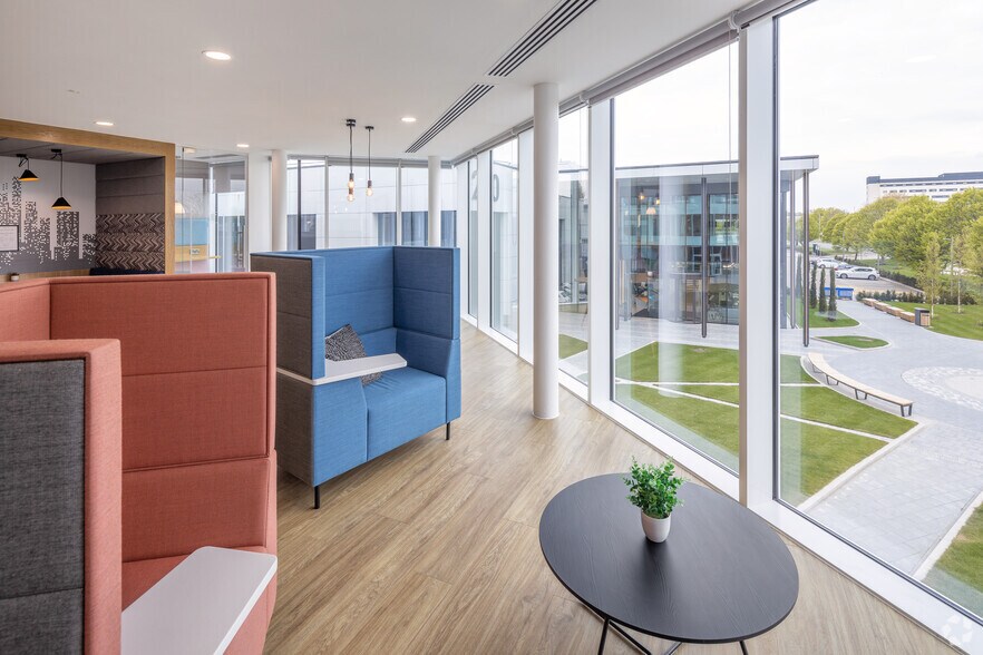 220 Wharfedale Rd, Wokingham for lease - Lobby - Image 3 of 14