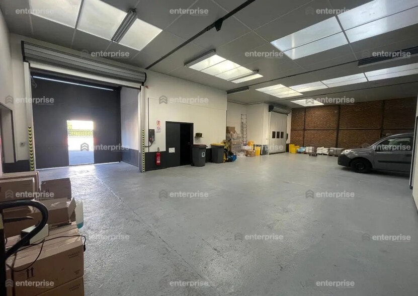 Flex in Saint-Quentin for lease - Interior Photo - Image 2 of 4