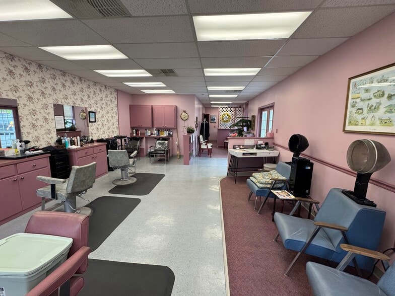 100 N Buckmarsh St, Berryville, VA for lease - Interior Photo - Image 2 of 9