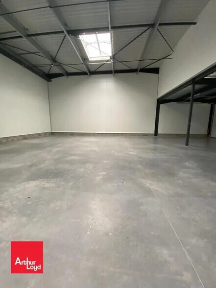 Flex in Chartres for lease - Interior Photo - Image 3 of 5