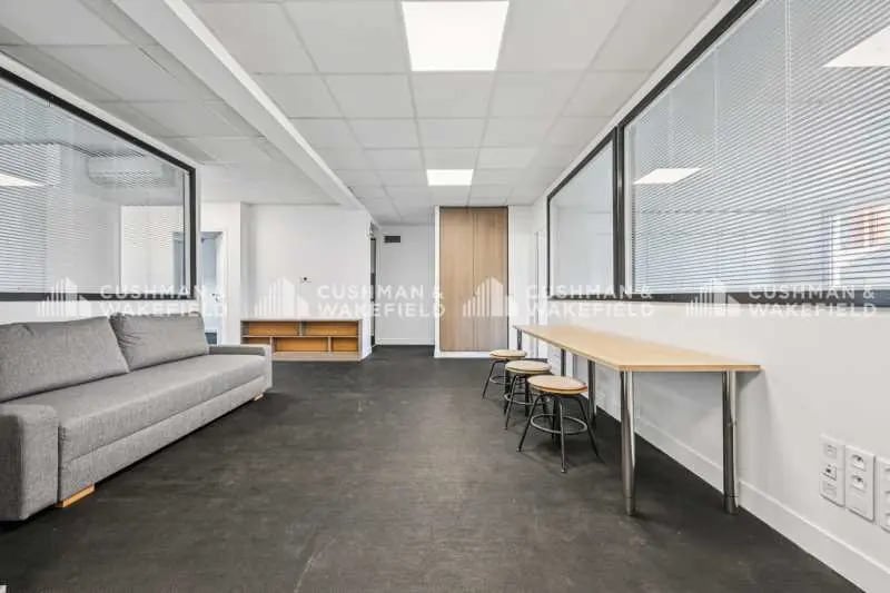 Office in Boulogne-Billancourt for lease - Building Photo - Image 3 of 10