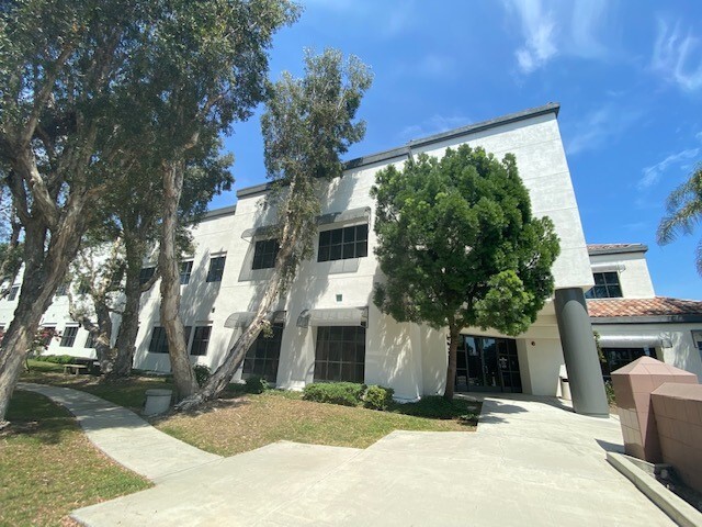 637 E Albertoni St, Carson, CA for lease - Building Photo - Image 3 of 12