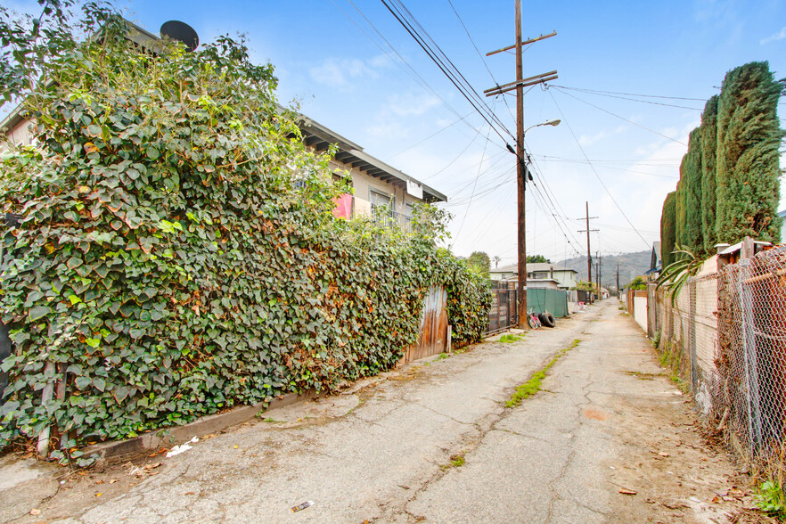 2833 Huron St, Los Angeles, CA for sale - Building Photo - Image 2 of 13