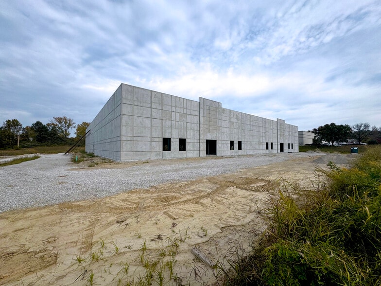 500-550 Corporate Hills Dr, Saint Charles, MO for sale - Building Photo - Image 2 of 10