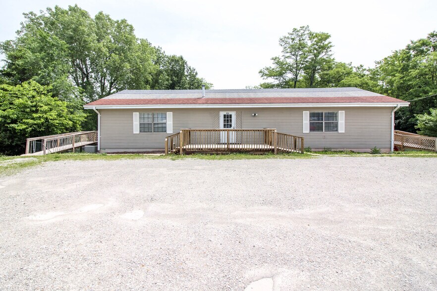 806 S State St, Knob Noster, MO 65336