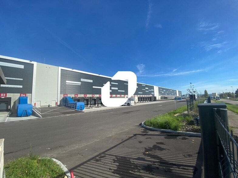 Industrial in Saint-Quentin-Fallavier for lease - Building Photo - Image 2 of 8