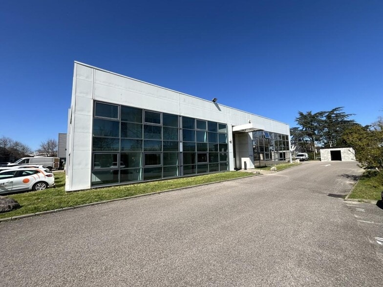 Flex in Décines-Charpieu for lease - Building Photo - Image 1 of 20