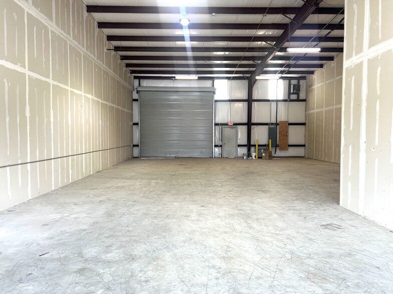 411 Chestnut Business Park, Tomball, TX for lease - Interior Photo - Image 3 of 7