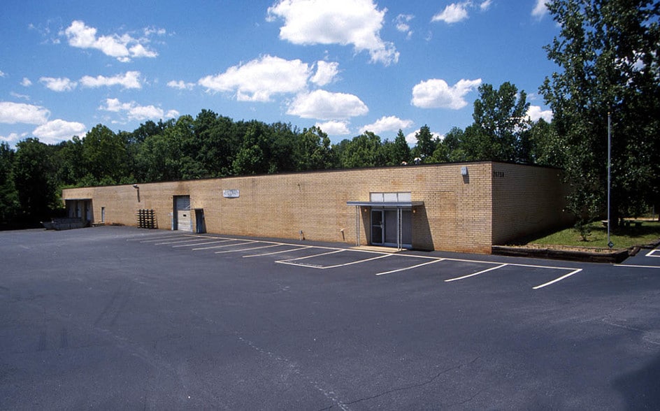 2675 Lithonia Industrial Blvd, Lithonia, GA for lease - Building Photo - Image 2 of 10
