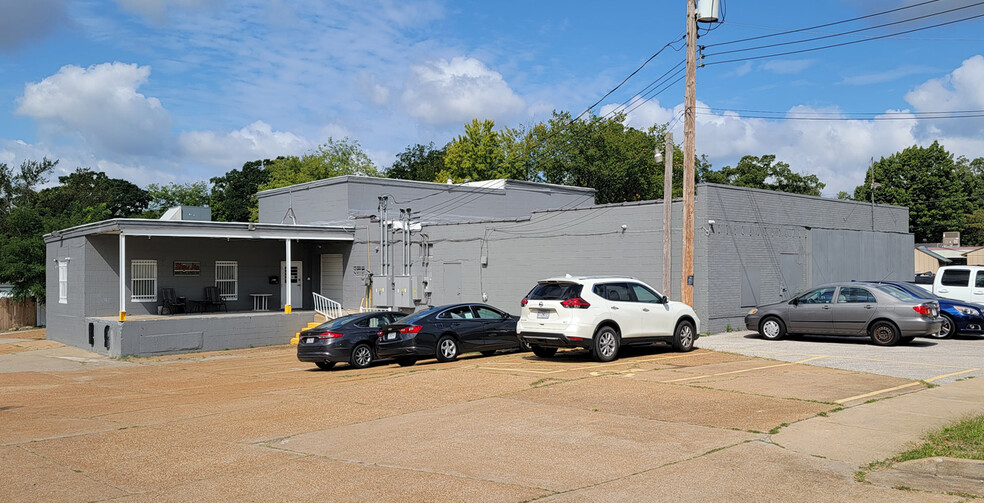 2021 N Warson Rd, Saint Louis, MO for lease - Primary Photo - Image 1 of 2