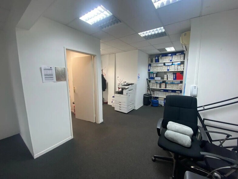 Office in Marseille for lease - Interior Photo - Image 2 of 5