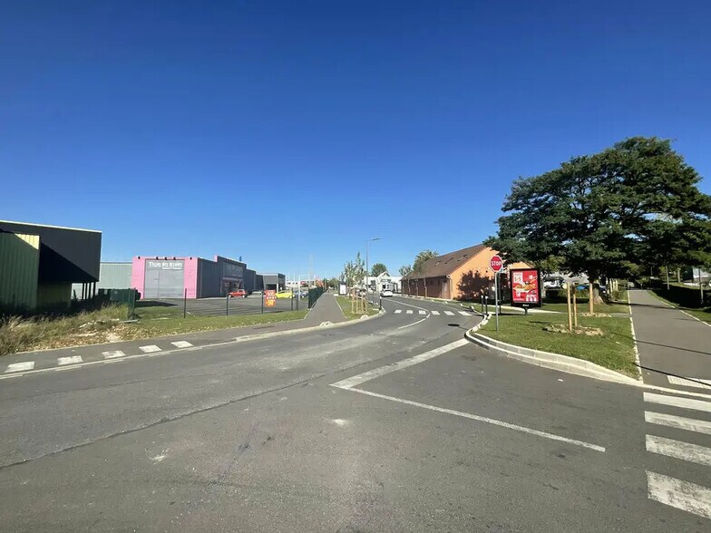 Retail in Saint-Thibault-des-Vignes for lease - Building Photo - Image 2 of 5