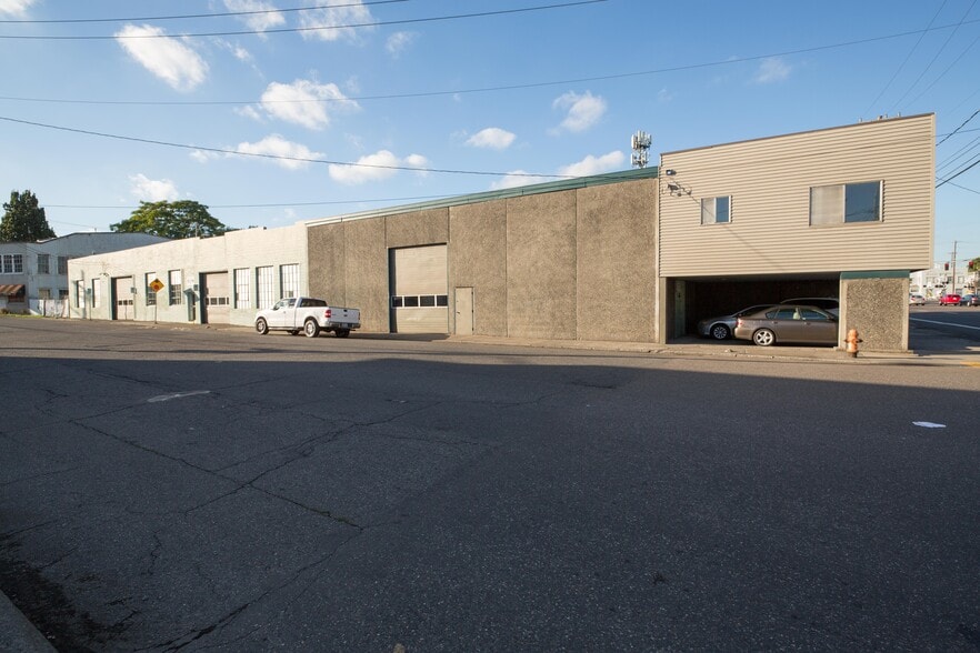 1105 SE Woodward St, Portland, OR for sale - Building Photo - Image 2 of 10
