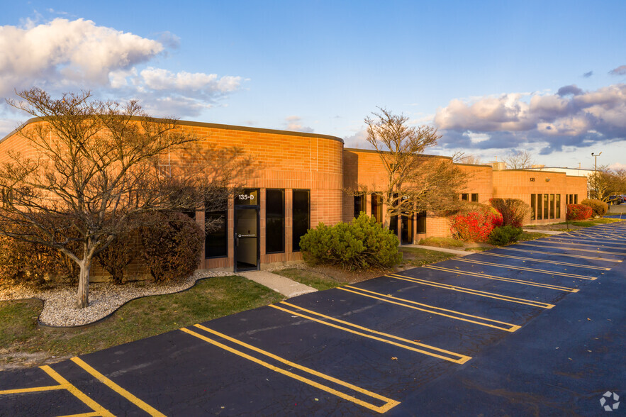 135 E St. Charles Rd, Carol Stream, IL for sale - Primary Photo - Image 1 of 1