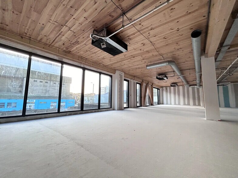 Office in Lorient for lease - Interior Photo - Image 3 of 5