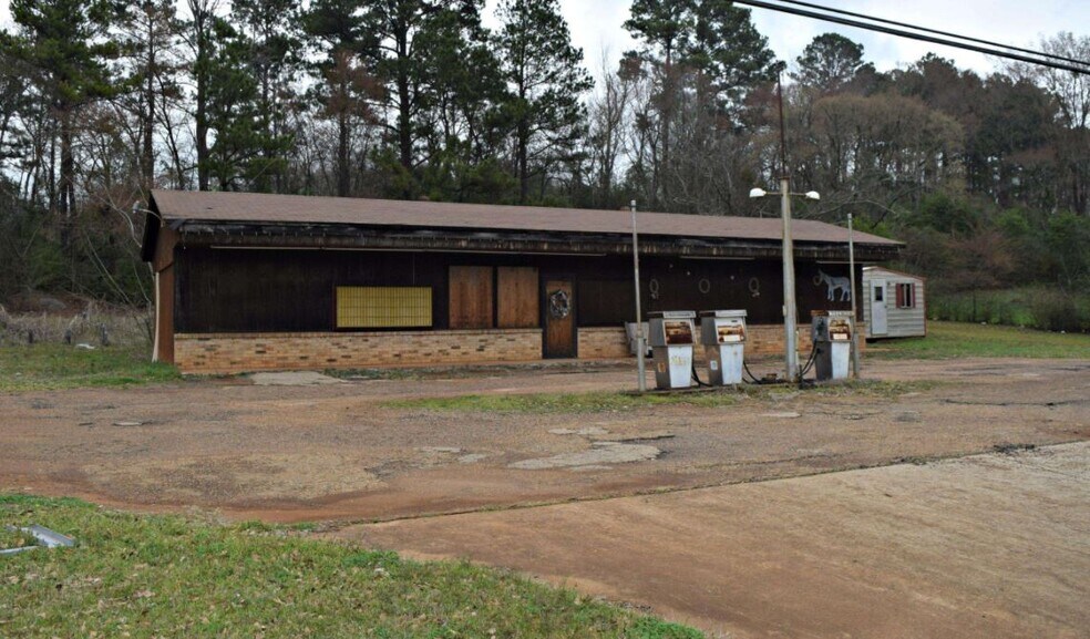 510 W 1st, Hughes Springs, TX for sale - Building Photo - Image 1 of 1