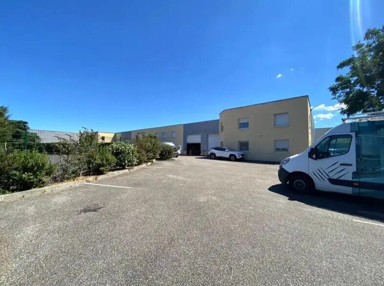 Office in Vénissieux for lease - Building Photo - Image 1 of 10