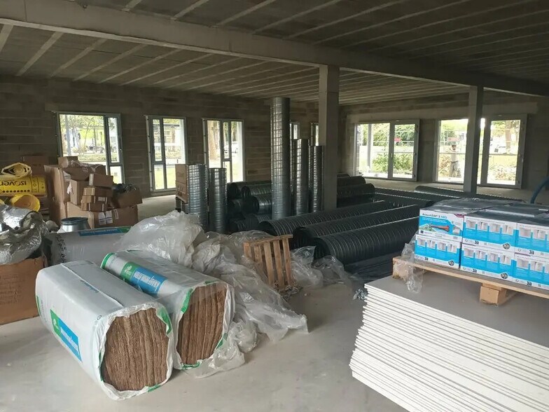 Office in Val-de-Reuil for lease - Building Photo - Image 2 of 7