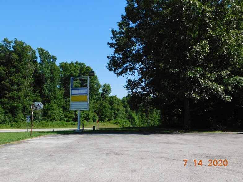 372 W Vincennes Trl, Pekin, IN for sale - Building Photo - Image 3 of 5