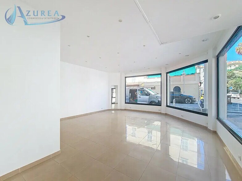 Retail in Nice for lease - Interior Photo - Image 3 of 4