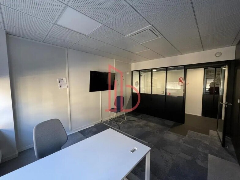 Office in Bordeaux for lease - Interior Photo - Image 2 of 5