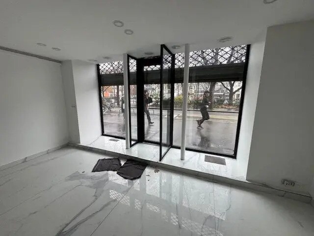 Retail in Paris for lease - Building Photo - Image 2 of 9