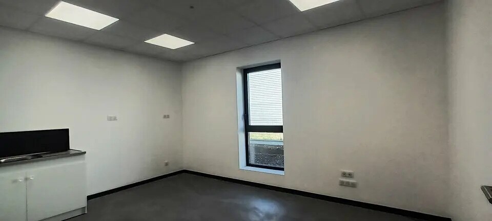 Flex in Saint-Jean-de-la-Neuville for lease - Interior Photo - Image 3 of 7