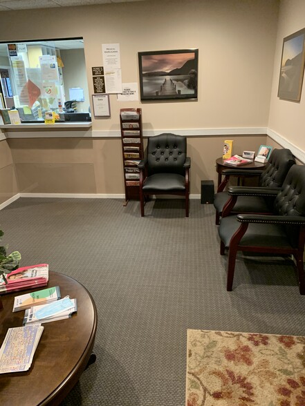 356-358 Veterans Memorial Hwy, Commack, NY for lease - Lobby - Image 3 of 8