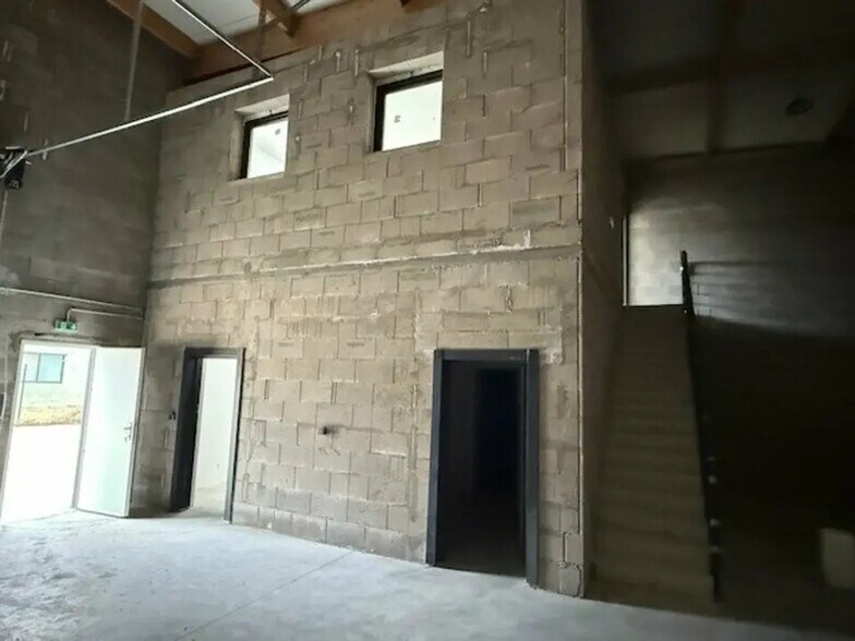 Flex in Val-de-Reuil for lease - Building Photo - Image 2 of 8