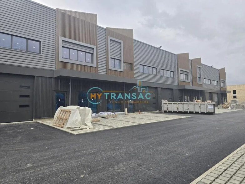 Flex in Courtry for sale - Building Photo - Image 1 of 8