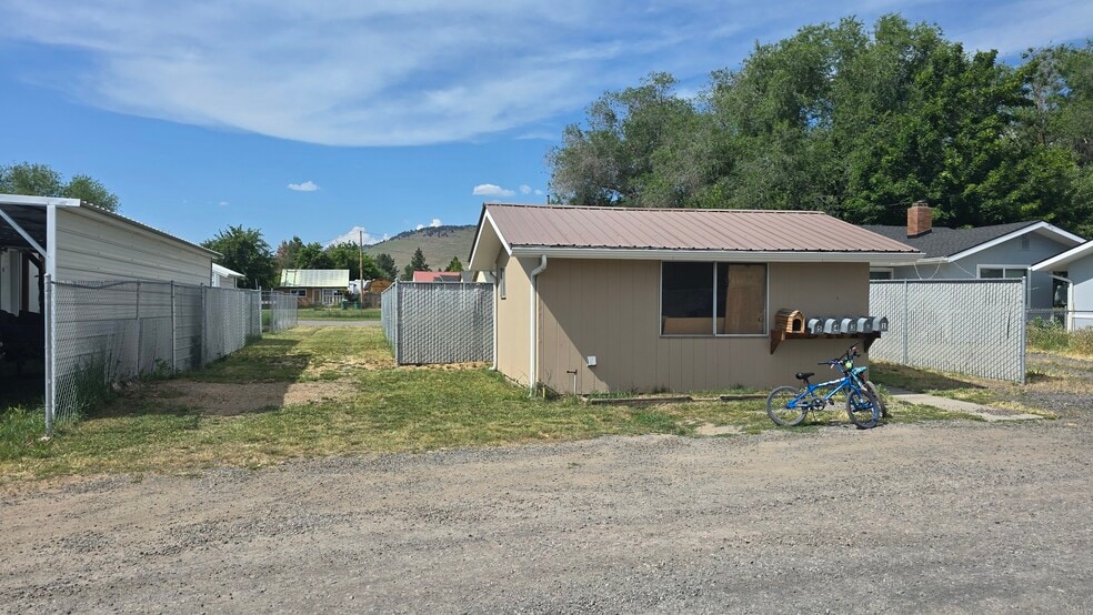 1604 Hope St, Klamath Falls, OR for sale - Building Photo - Image 3 of 17