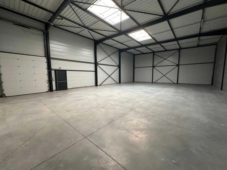 Flex in Genay for lease - Interior Photo - Image 3 of 7