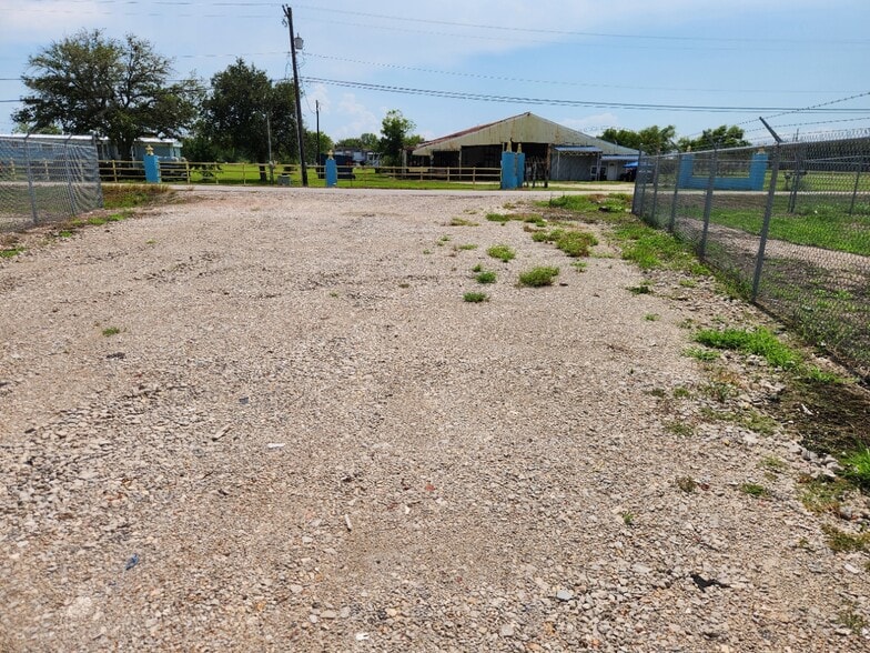 2715 County Road 146, Alvin, TX for lease - Building Photo - Image 3 of 11