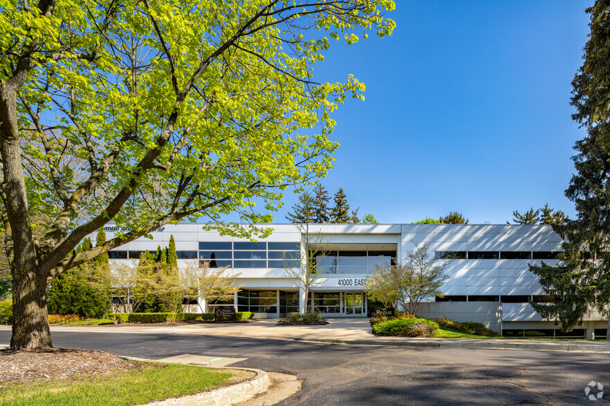 41000 Woodward Ave, Bloomfield Hills, MI for lease - Building Photo - Image 1 of 18