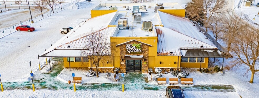 1544 Portage Avenue - Olive Garden portfolio of 3 properties for sale on LoopNet.com - Primary Photo - Image 2 of 2