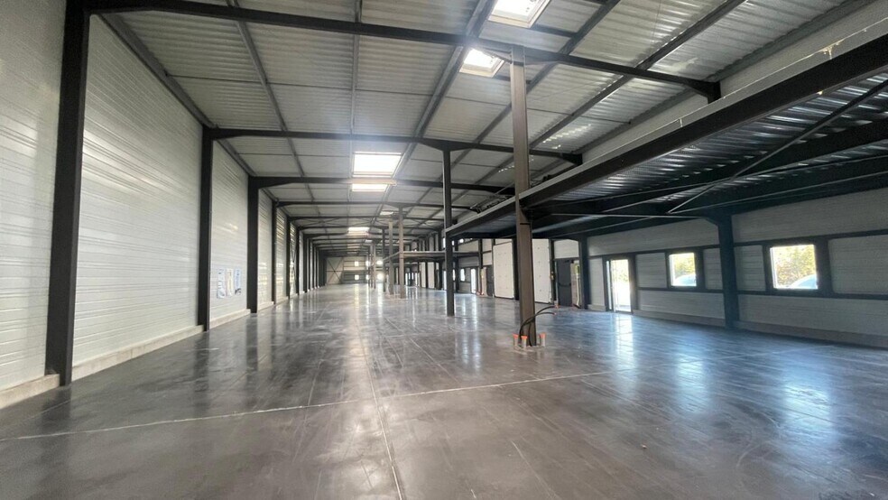 Industrial in Saint-Rémy for lease - Interior Photo - Image 3 of 6