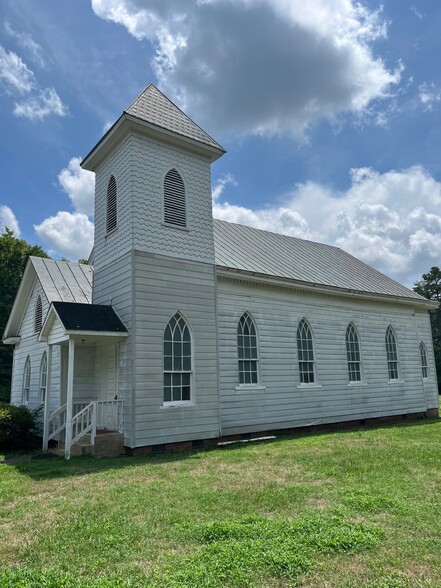 114 School Lane, Drakes Branch, VA for sale - Primary Photo - Image 1 of 8